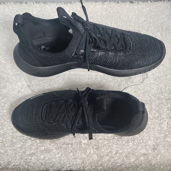 Nike Black Athletic Shoes with Sleek Design - Picture 4 of 10